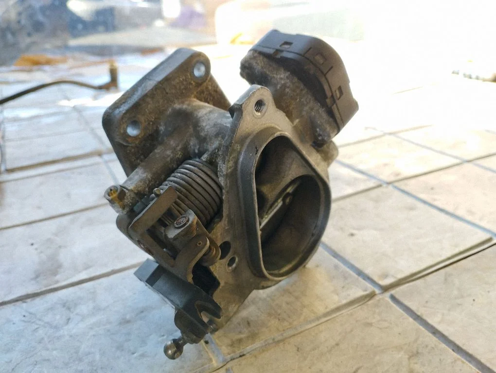 Throttle valve – Renault Safrane (1992-2000)