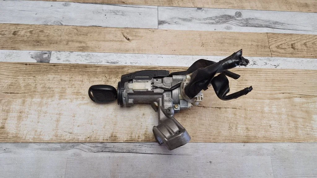Ignition lock – Toyota Corolla Verso E121 (2001-2004)