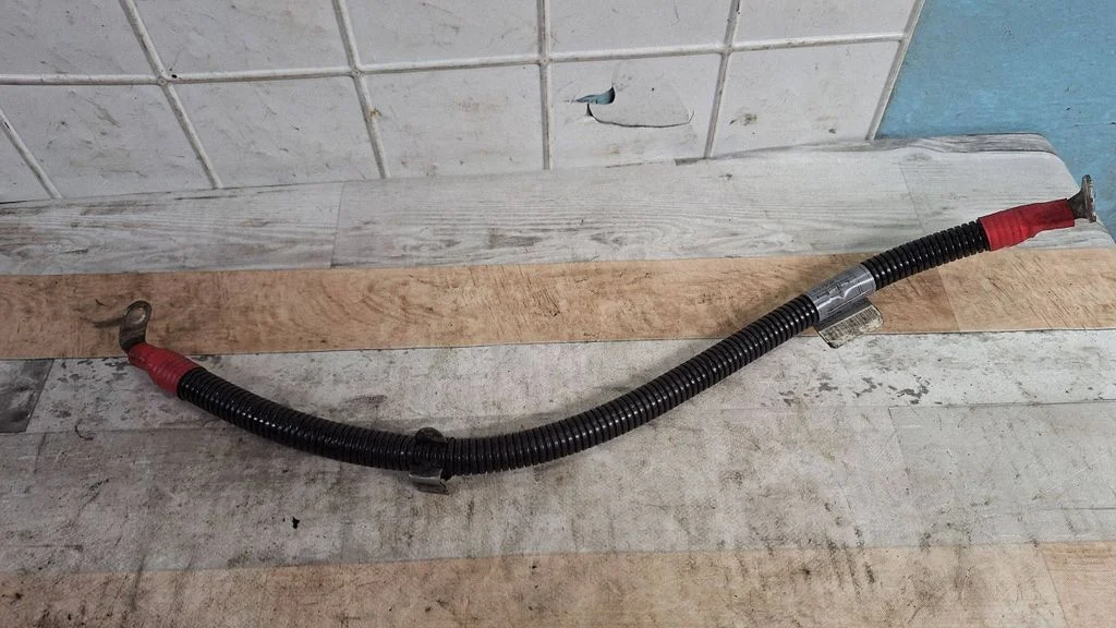 Przewód plusowy (akumulatora) – BMW Seria 5 E60 E61 (2004-2010)