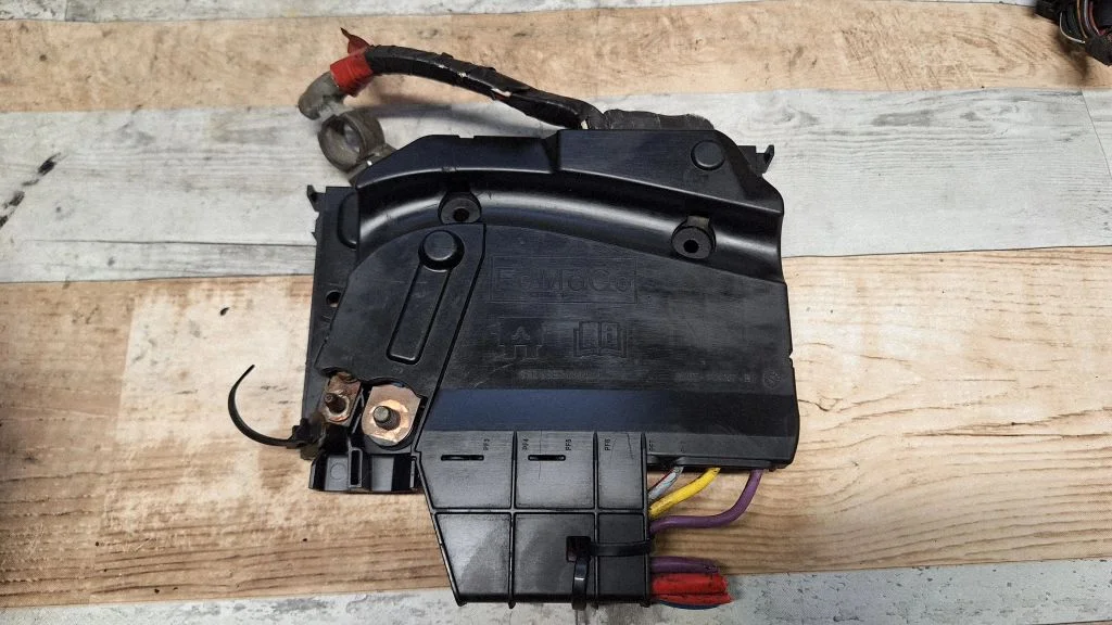 Positive wiring loom AV6T14A067BB
