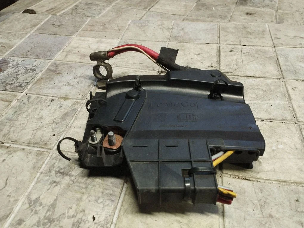 Positive wiring loom AV6T14A067BB