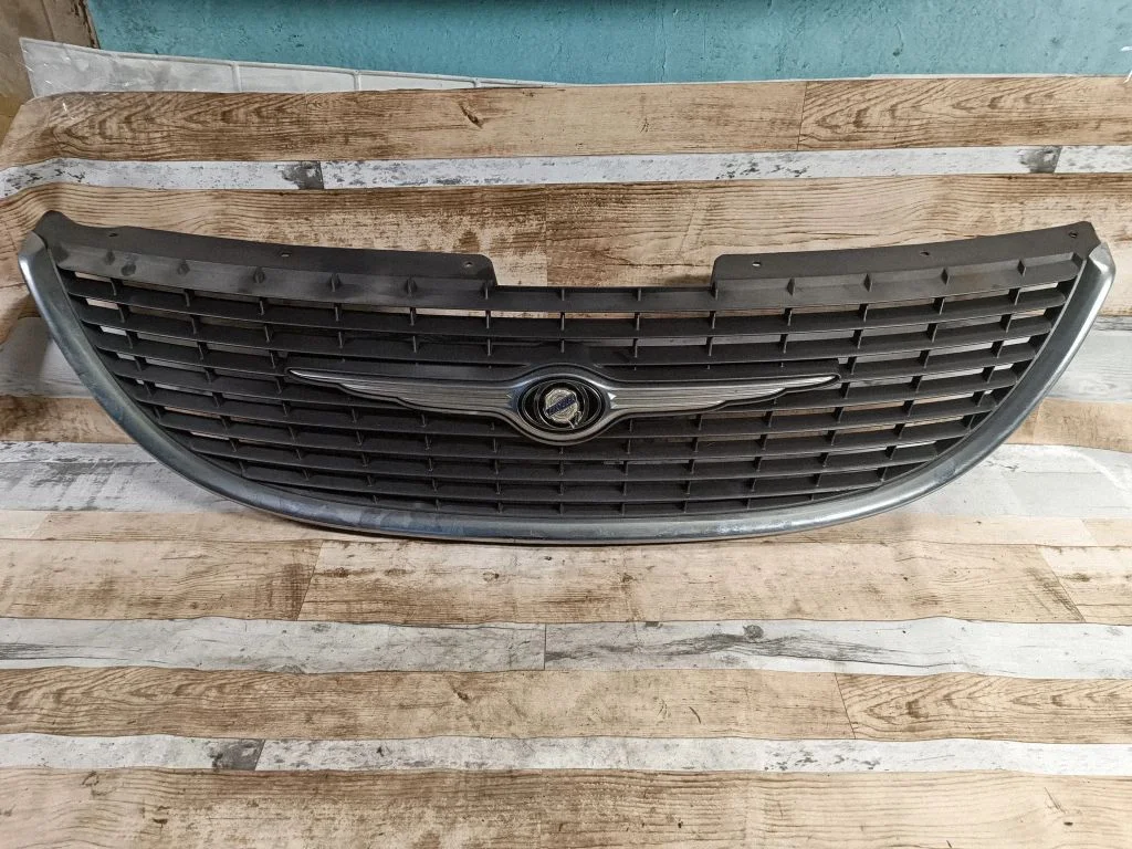 Atrapa przednia (grill) – Chrysler Voyager (2004-2007)