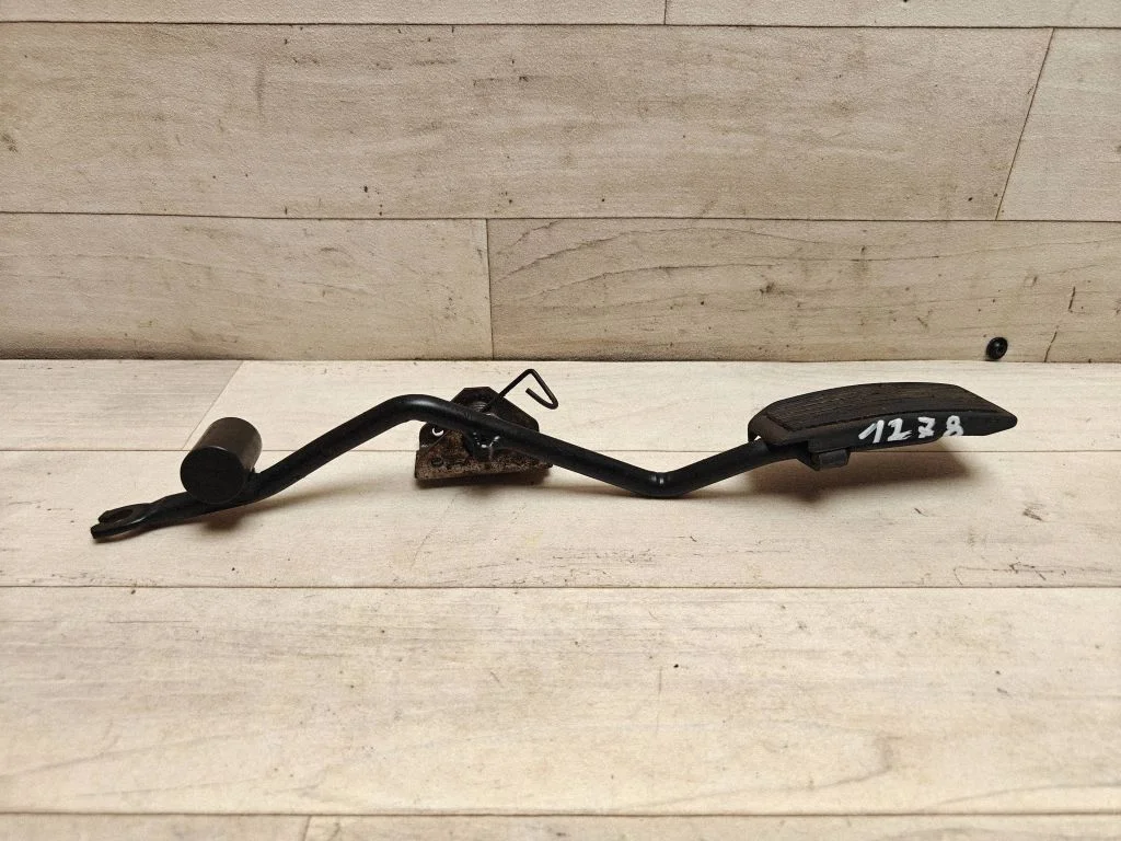 Accelerator throttle pedal