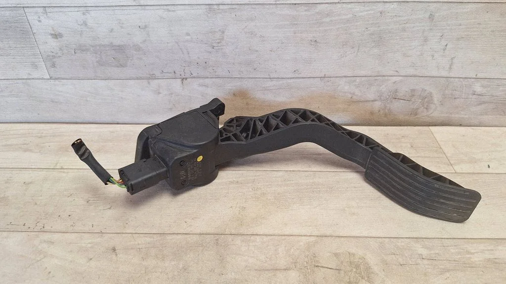 Accelerator throttle pedal 9680565880