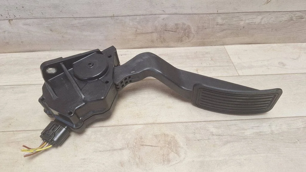 Accelerator throttle pedal