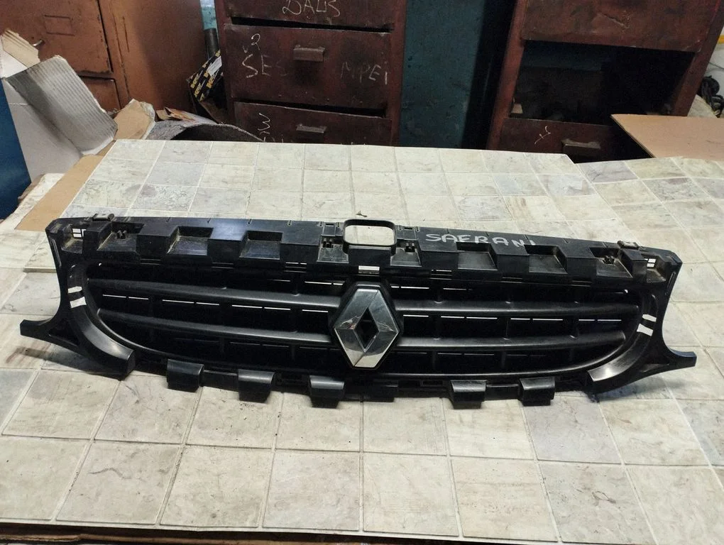 Front grill 7700847090