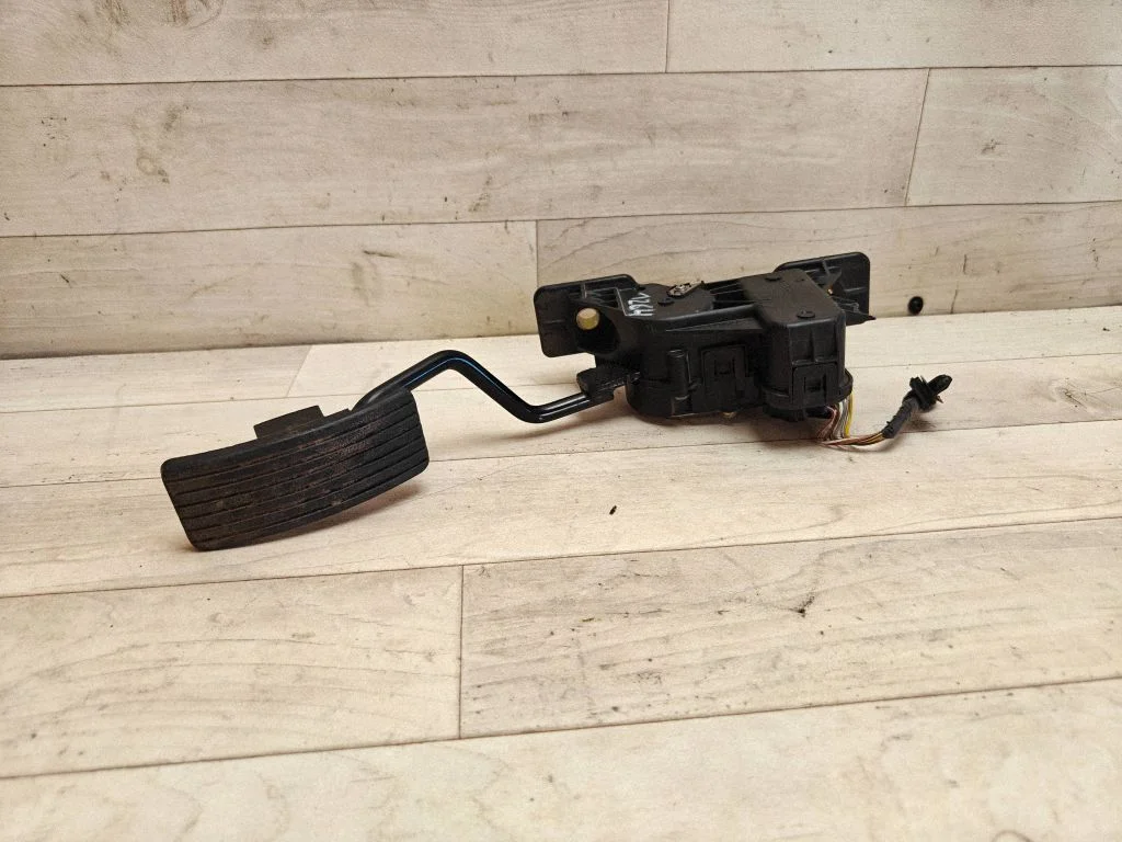 Accelerator throttle pedal APM30005