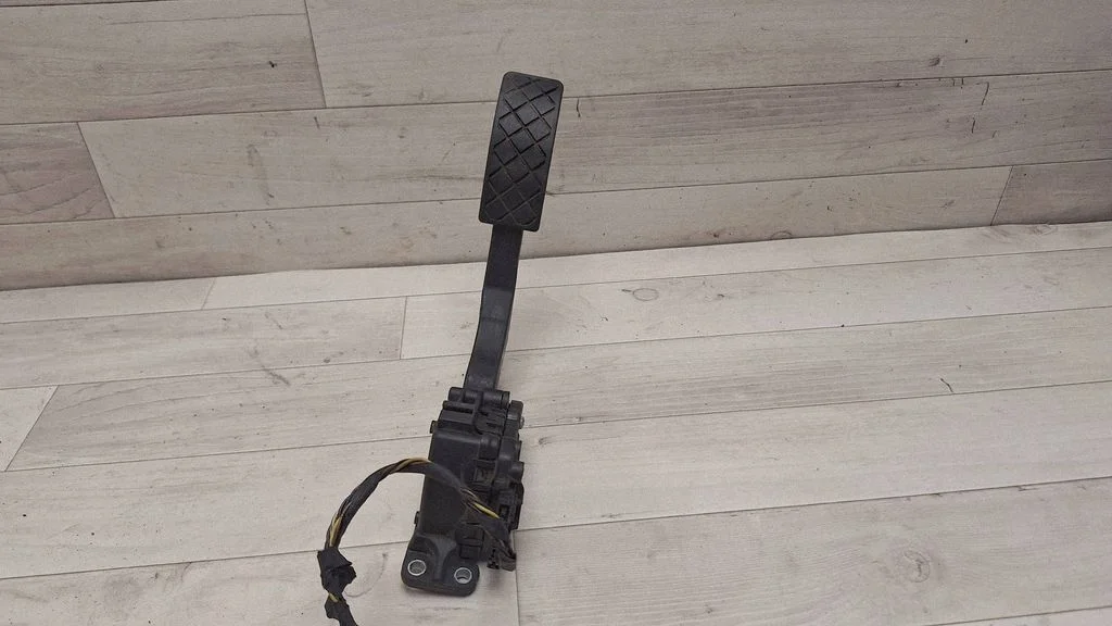 Accelerator throttle pedal 6PV00849631