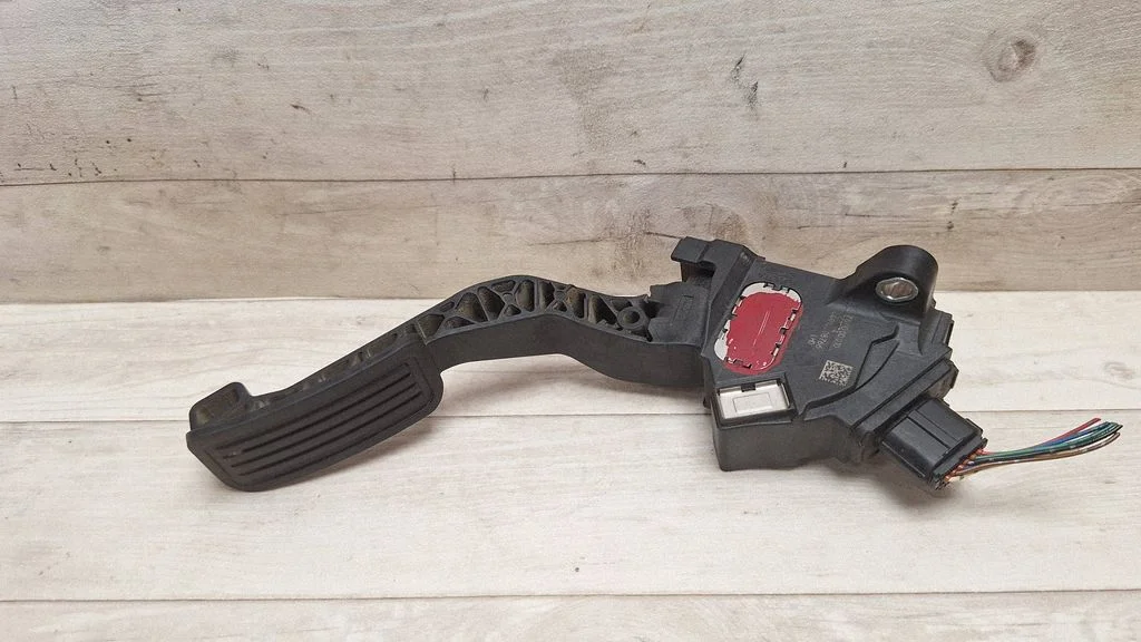 Accelerator throttle pedal 781100D010