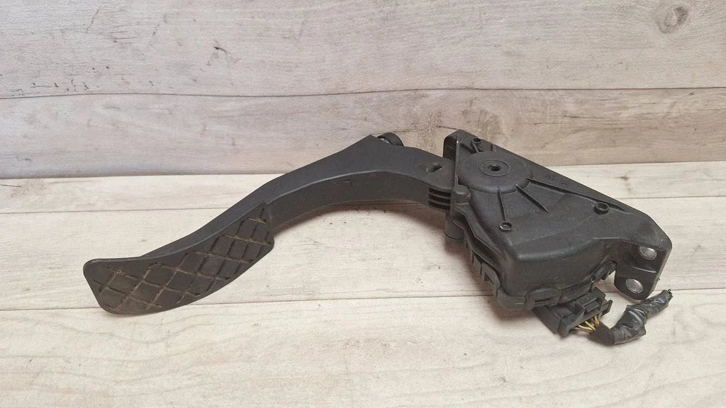 Accelerator throttle pedal 4F1723523B