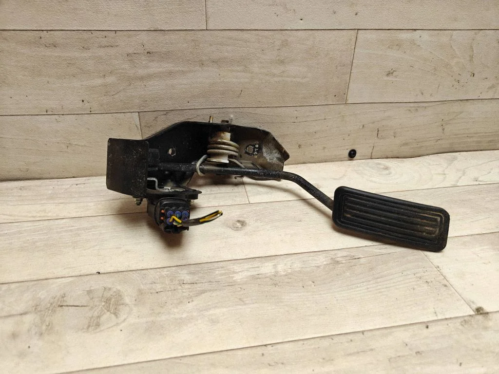 Accelerator throttle pedal