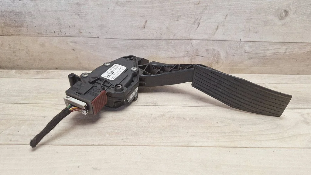 Accelerator throttle pedal 13237352