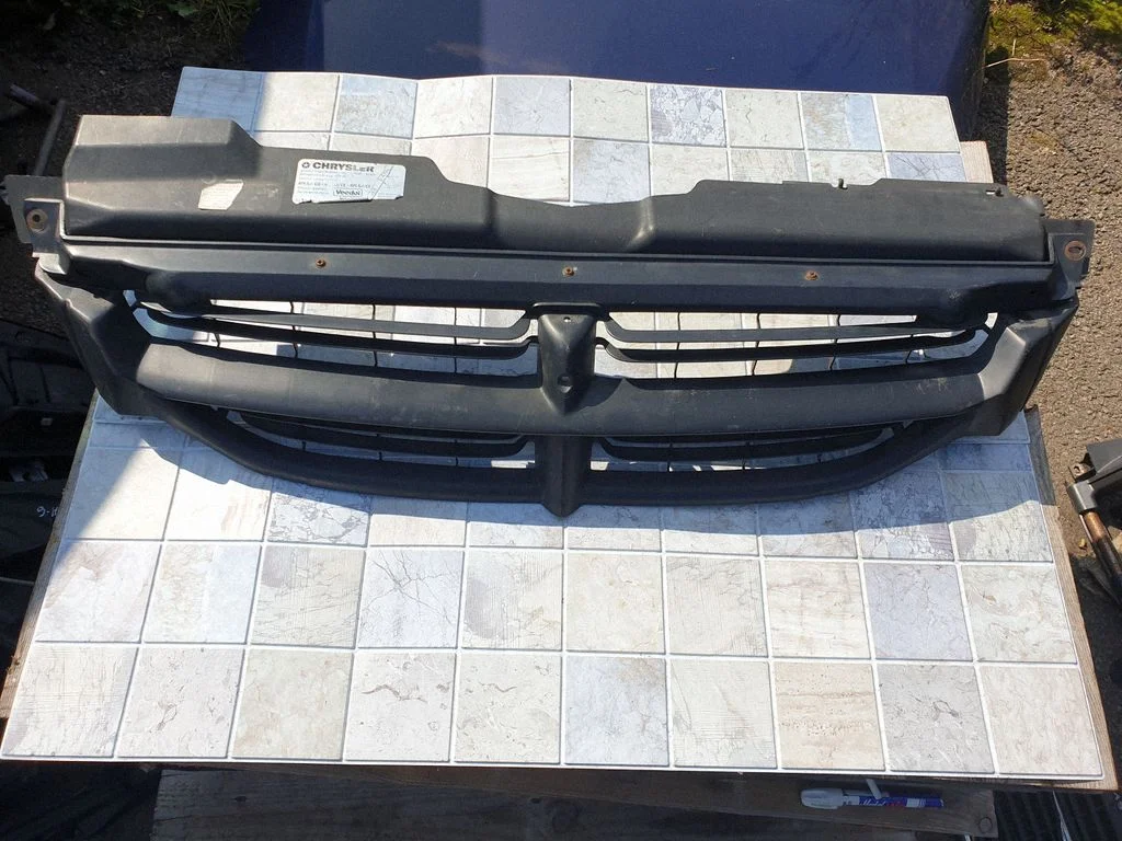 Atrapa przednia (grill) – Chrysler Grand Voyager III (1995-2000)