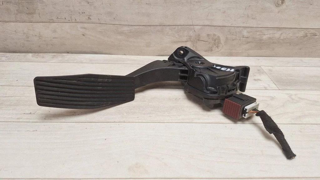 Accelerator throttle pedal 13252702