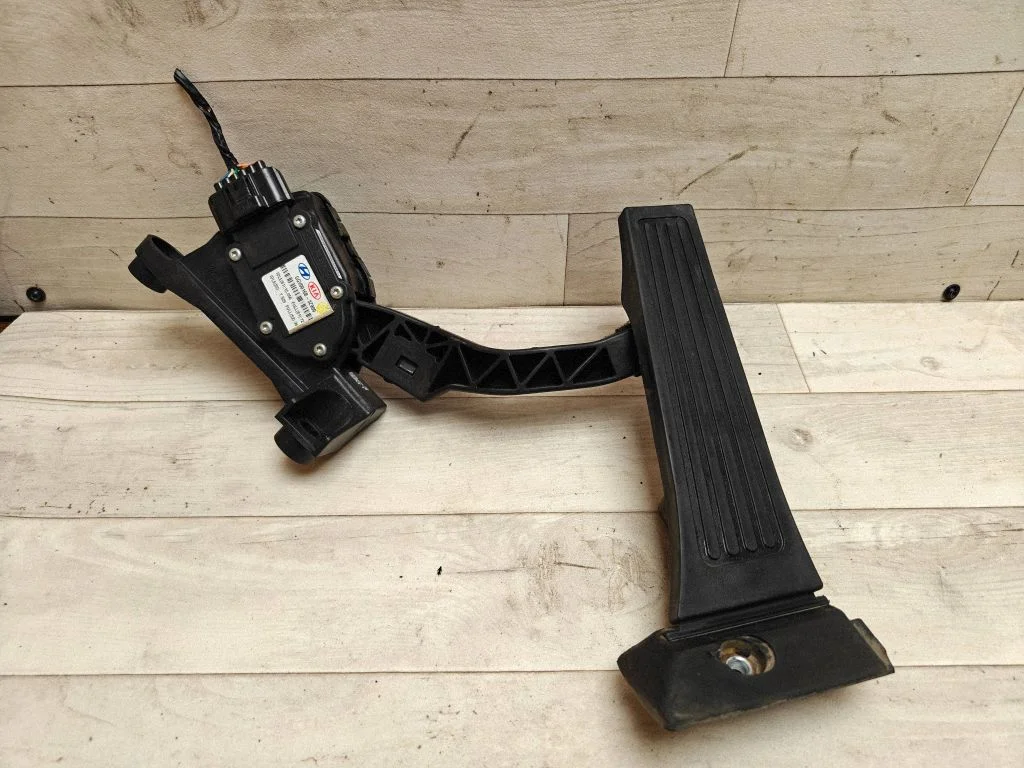 Accelerator throttle pedal 327272T900