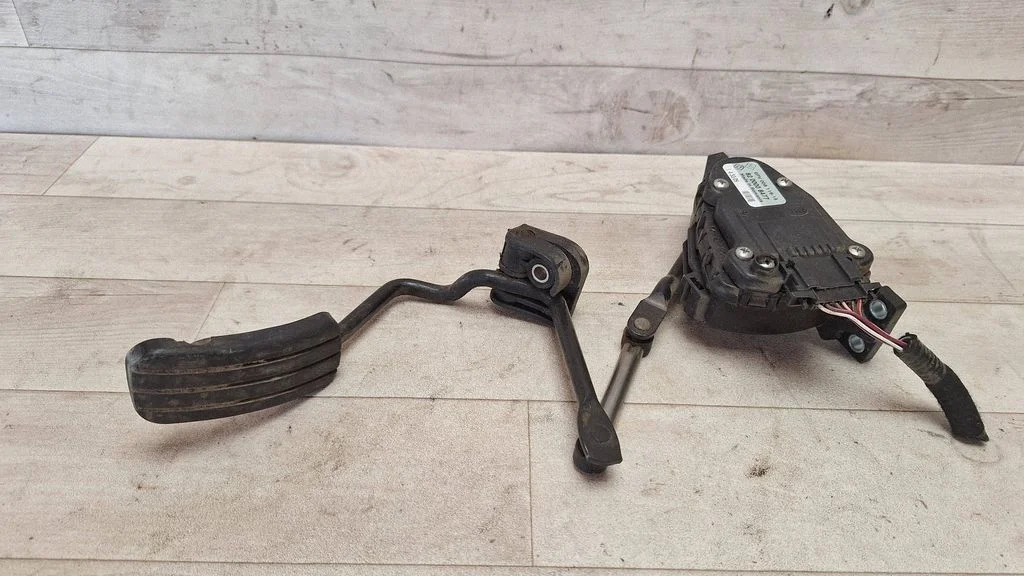 Accelerator throttle pedal – Opel Vivaro (2001-2014)