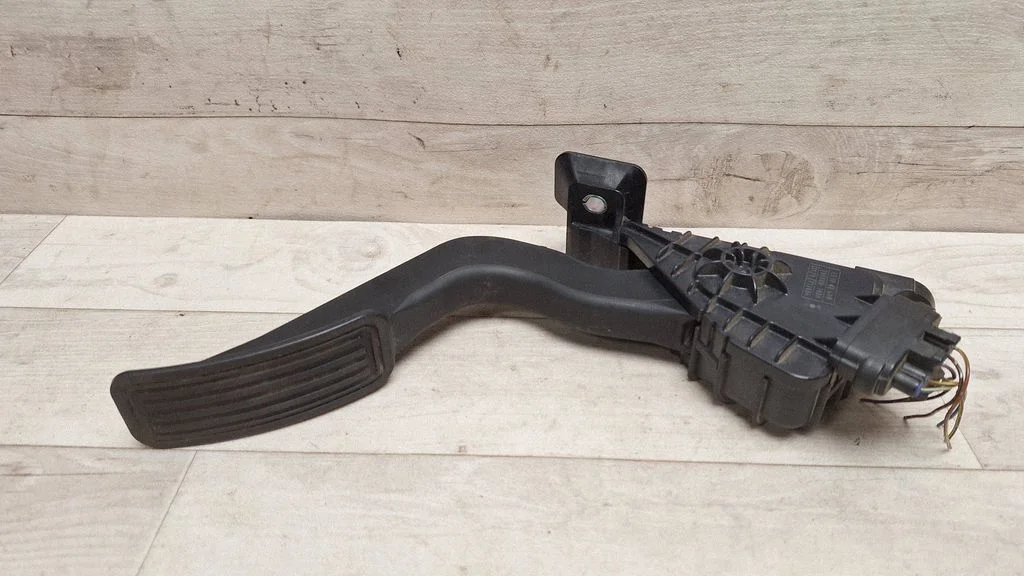 Accelerator throttle pedal 1988003480