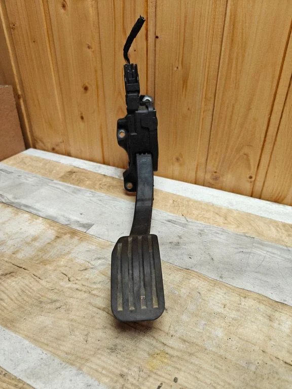 Accelerator throttle pedal 6G929F836NC