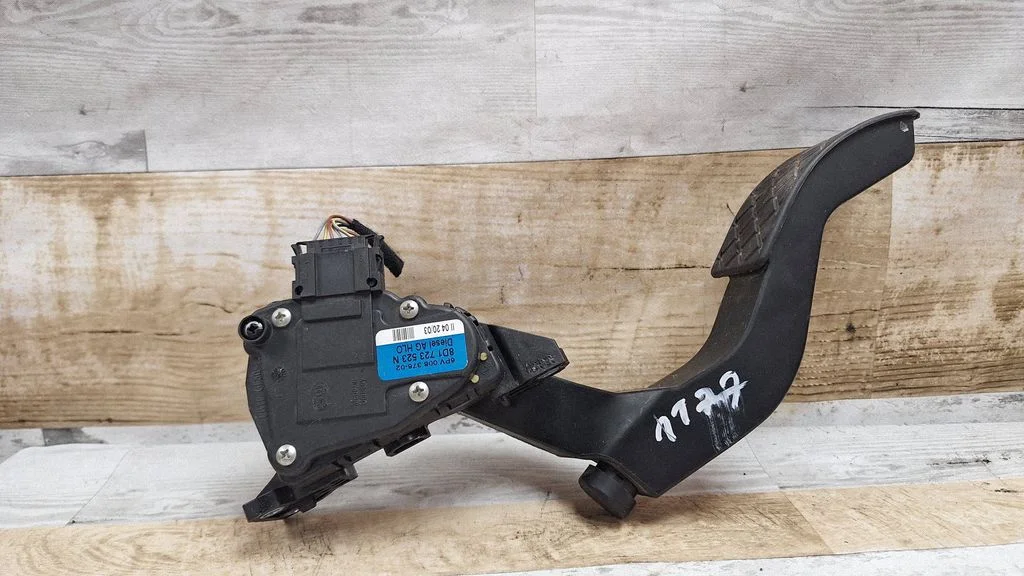 Accelerator throttle pedal 6PV00837602