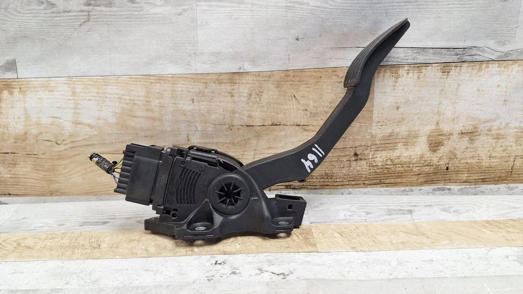 Accelerator throttle pedal 31329061