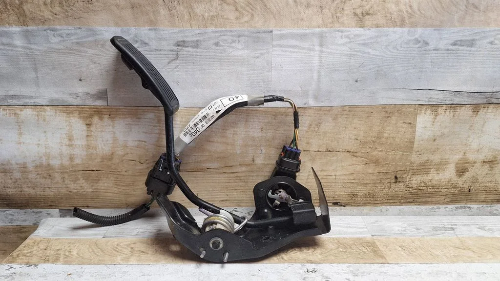 Accelerator throttle pedal