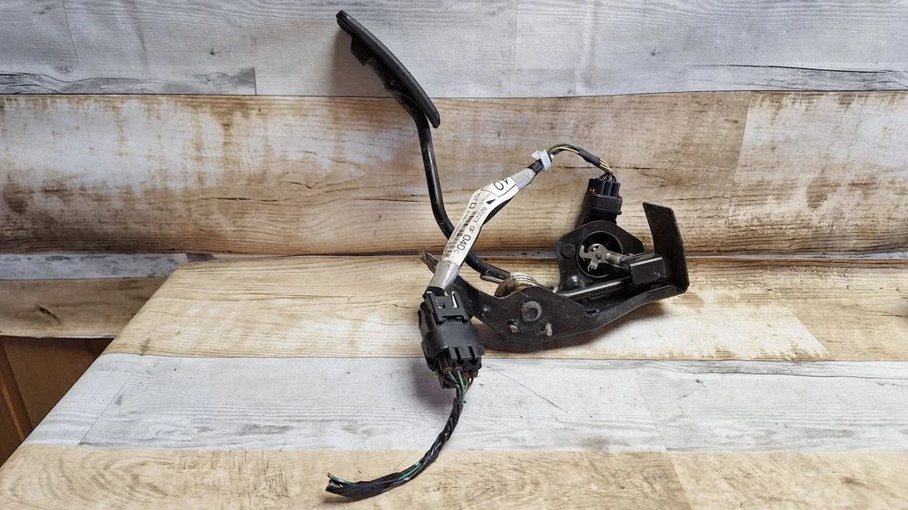 Accelerator throttle pedal 822230F040C
