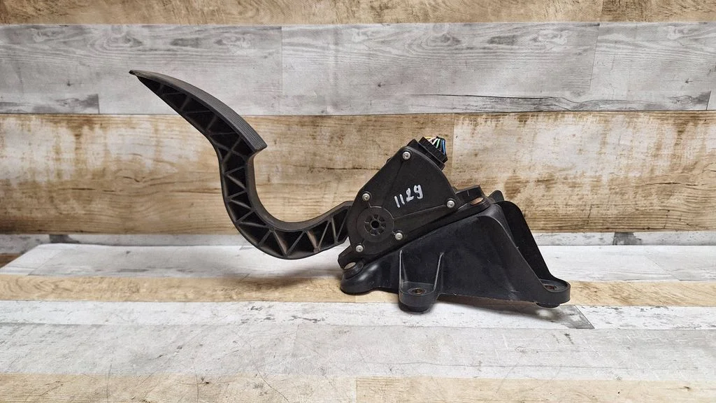 Accelerator throttle pedal 327103K000