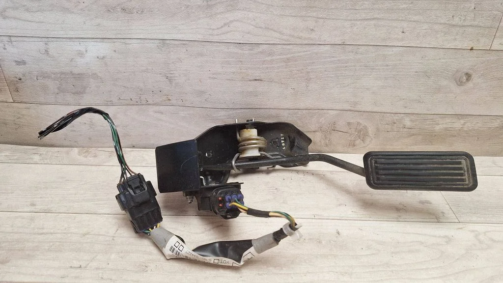 Accelerator throttle pedal