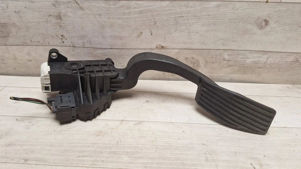 Accelerator throttle pedal 13305804