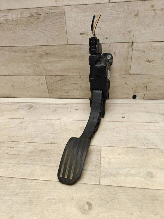Accelerator throttle pedal – Volvo V70 (2008-2013)