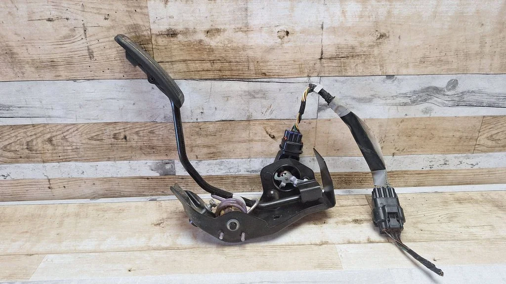 Accelerator throttle pedal