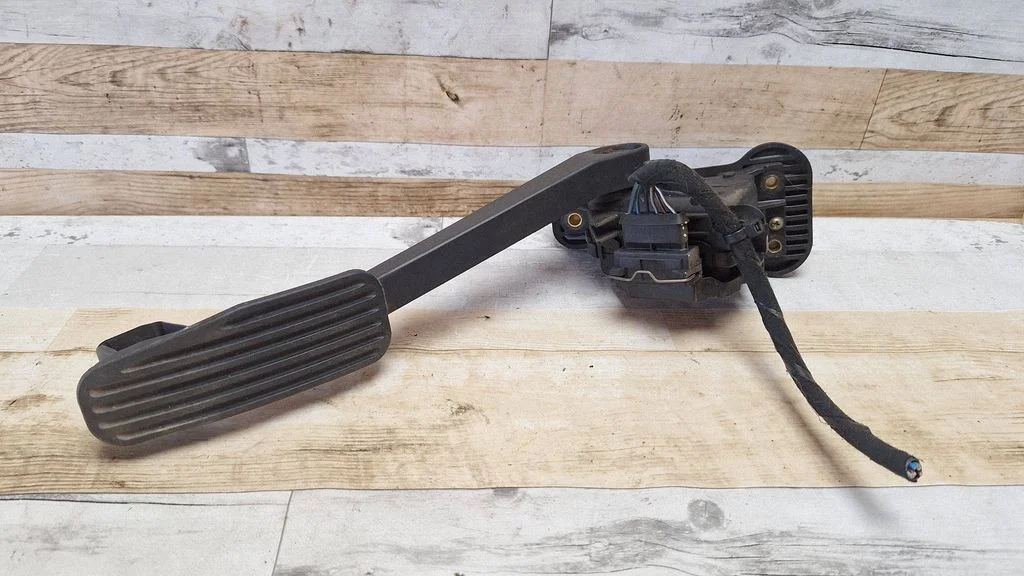 Accelerator throttle pedal 9173131