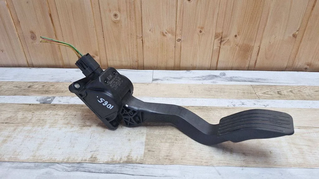 Accelerator throttle pedal 9680565880
