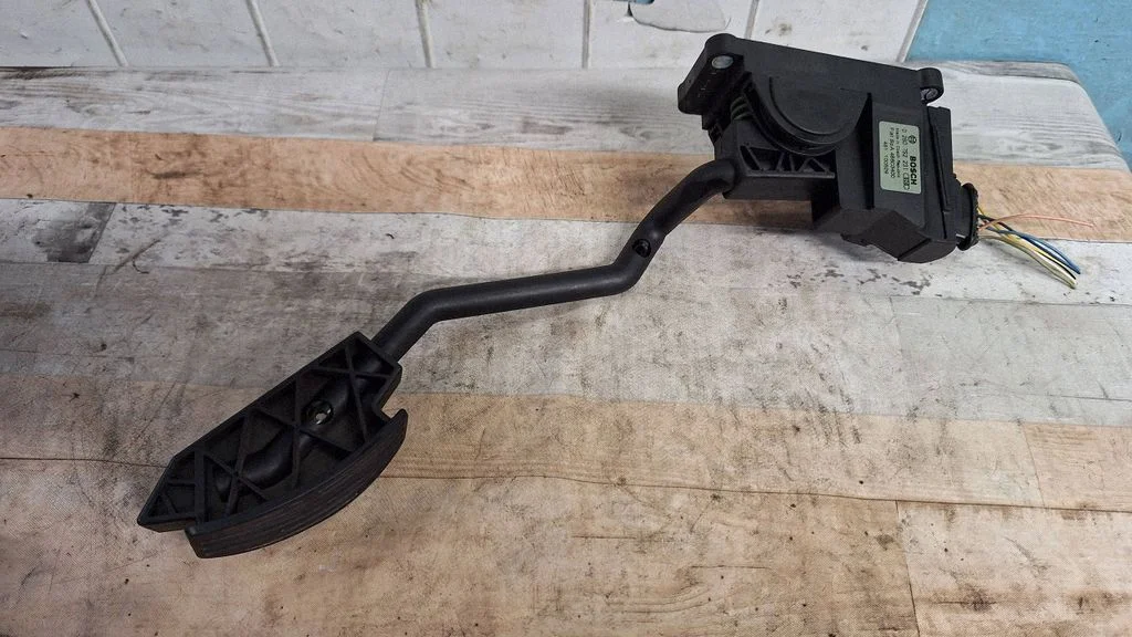 Accelerator throttle pedal 46803400