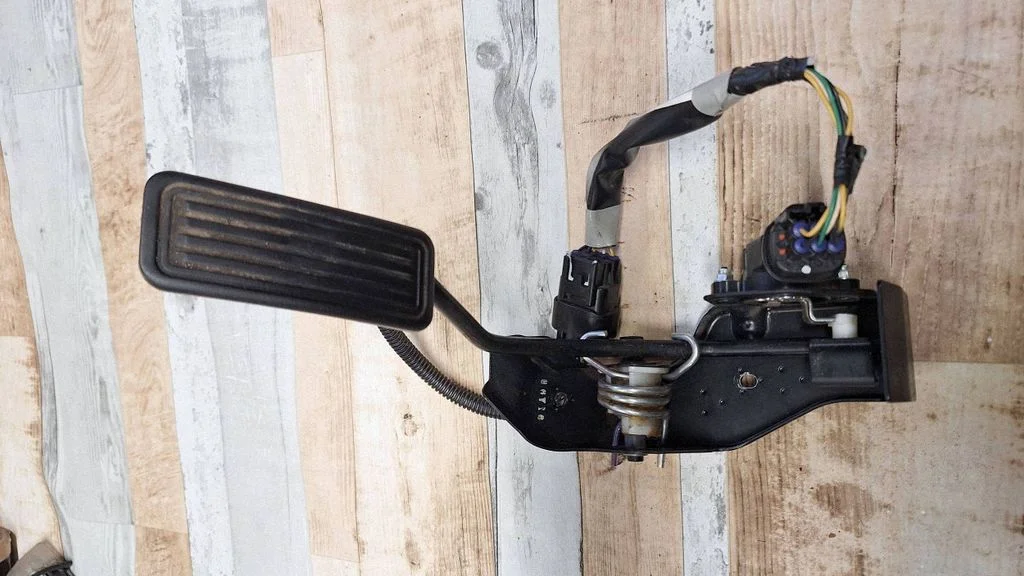Accelerator throttle pedal 822230F040C