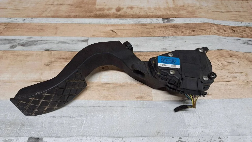 Accelerator throttle pedal 8D1723523N