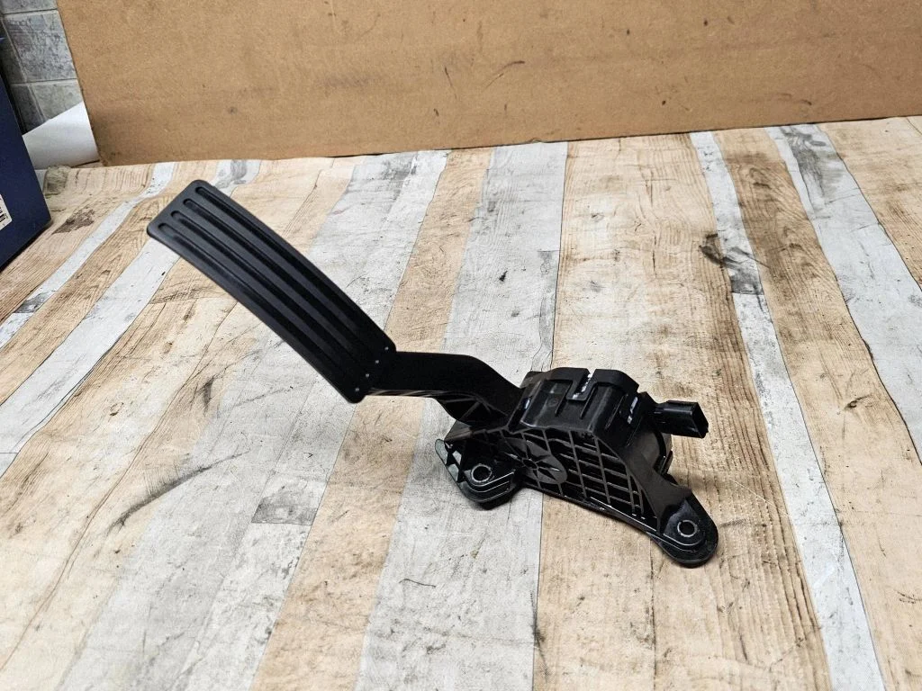 Accelerator throttle pedal AB399F836AC