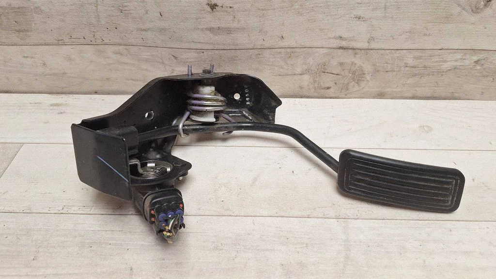 Accelerator throttle pedal