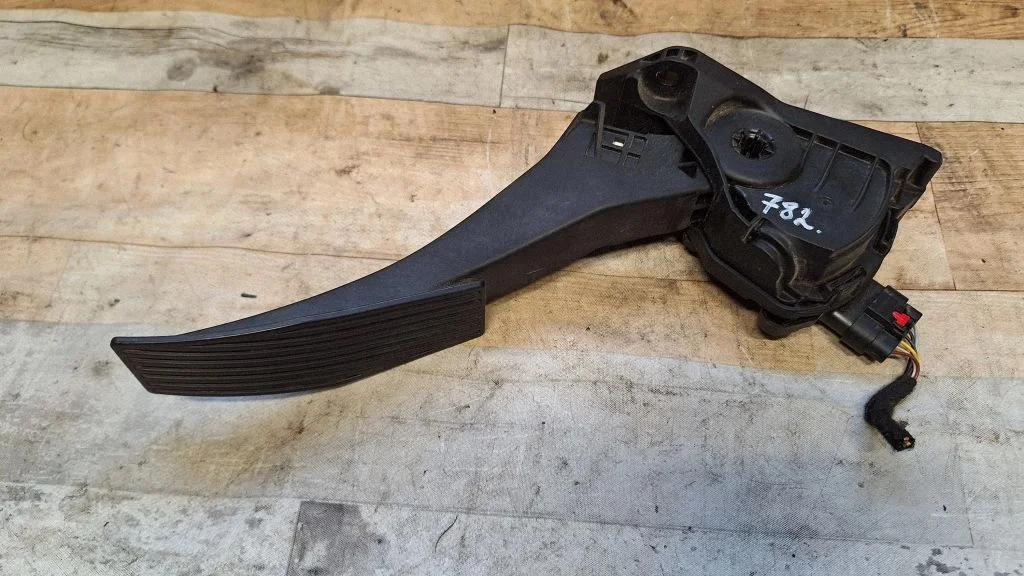 Accelerator throttle pedal 13466235