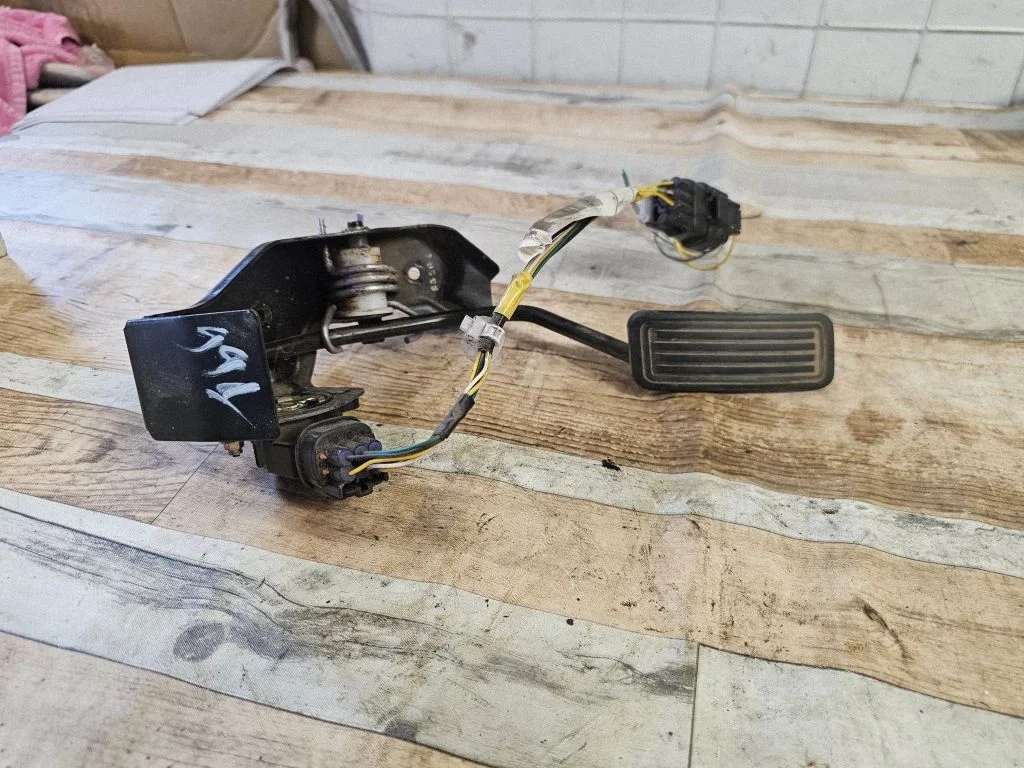 Accelerator throttle pedal