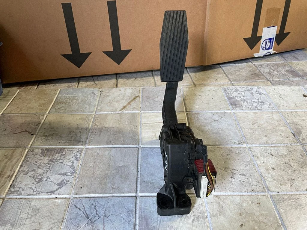 Accelerator throttle pedal 9186724
