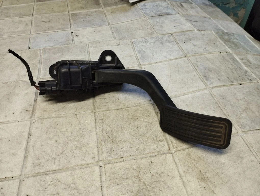 Accelerator throttle pedal 1988003420