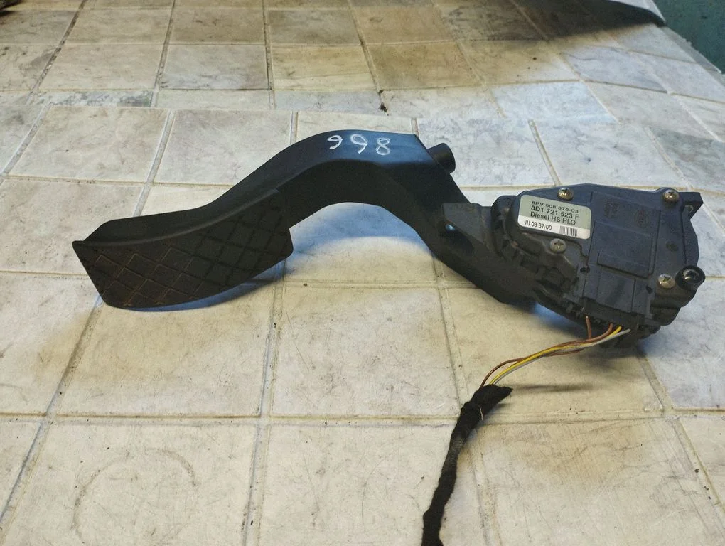 Accelerator throttle pedal 8D1721523F