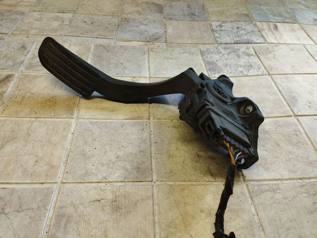 Accelerator throttle pedal 6G929F836SC