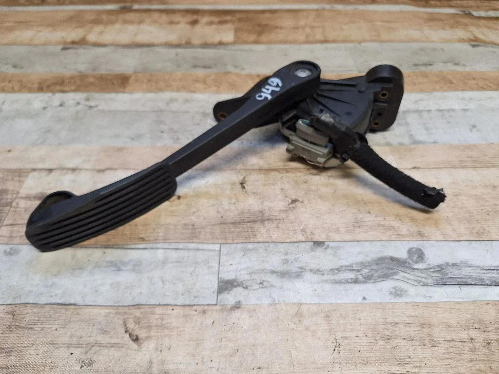 Accelerator throttle pedal 30683520