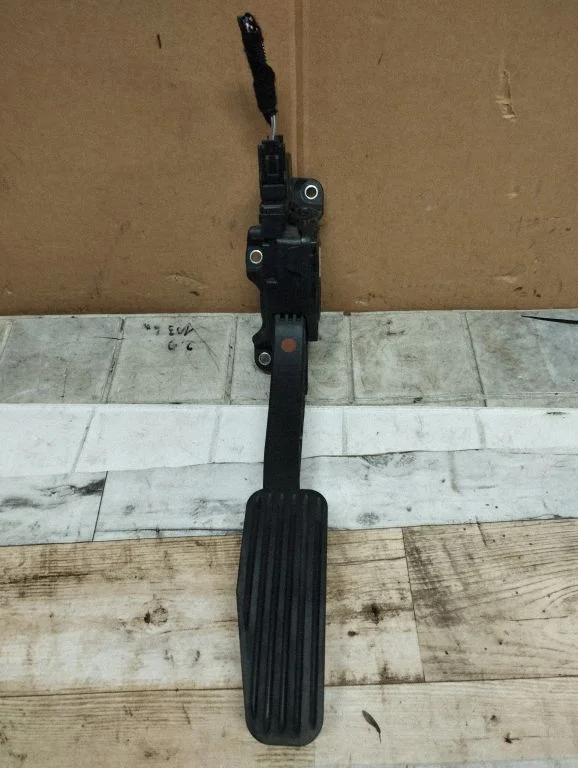 Accelerator throttle pedal 30715179