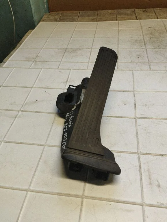 Accelerator throttle pedal 1K2723503M