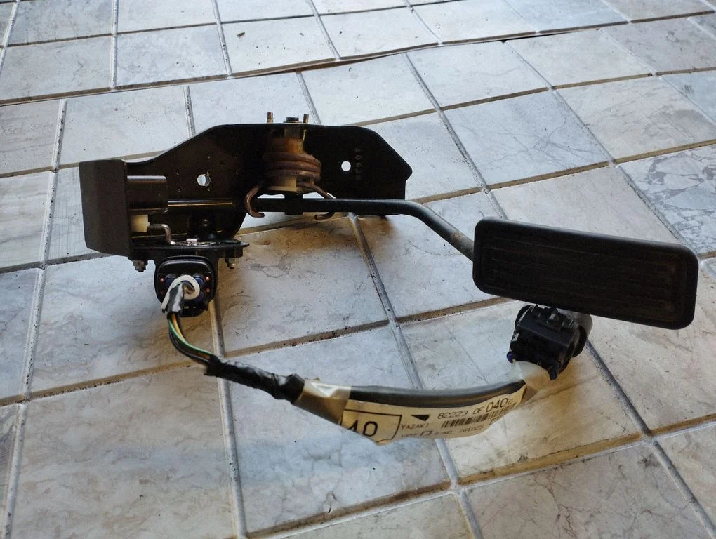Accelerator throttle pedal 822230F040C