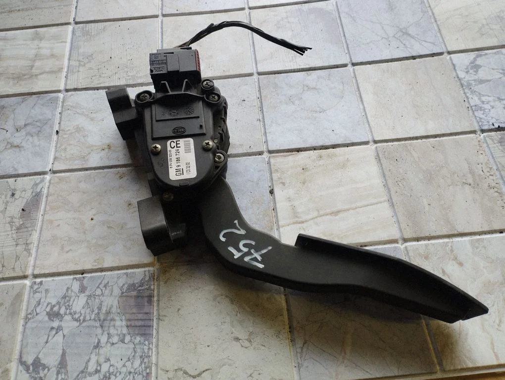 Accelerator throttle pedal 9186724