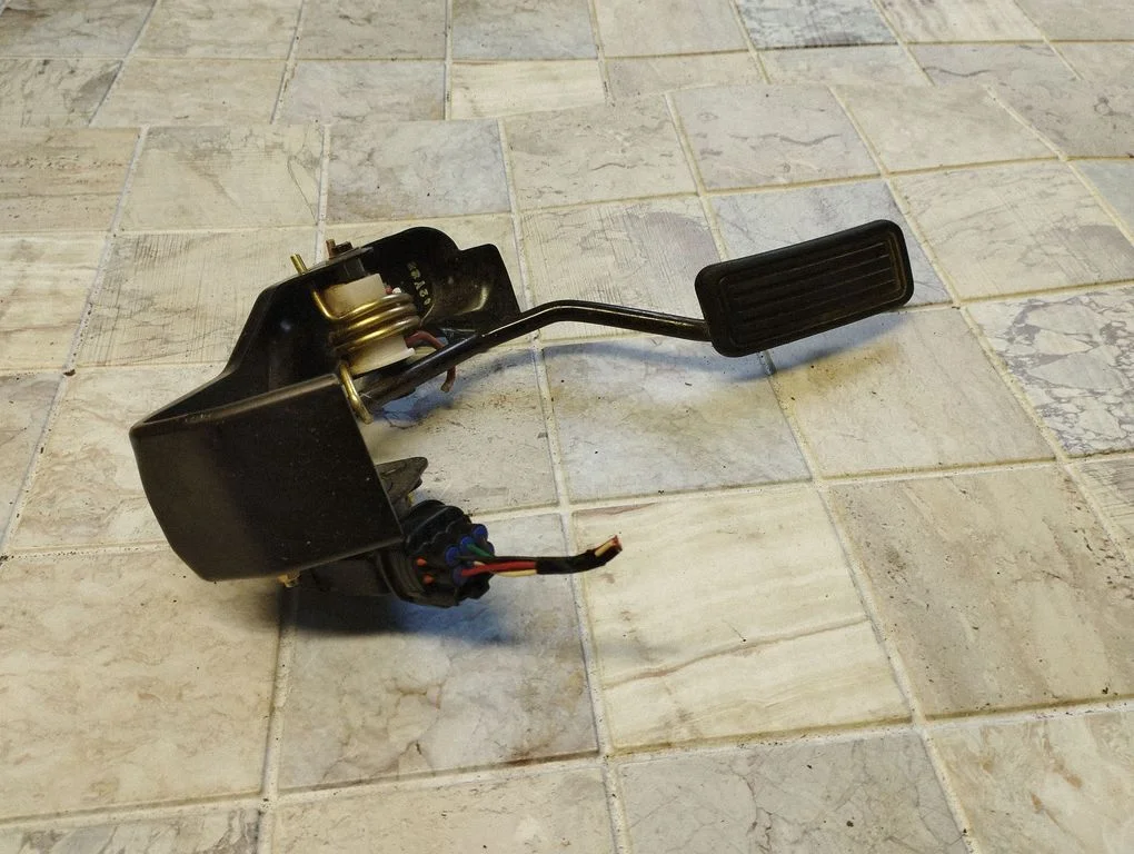 Accelerator throttle pedal